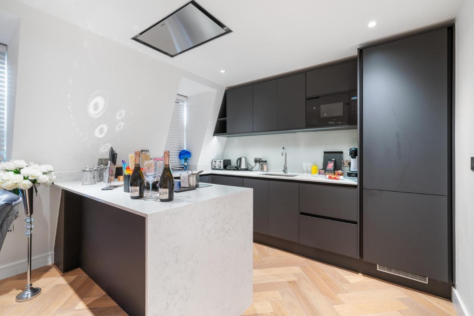 Stunning 1-Bedroom Penthouse In Marble Arch 72 Londra Exterior foto