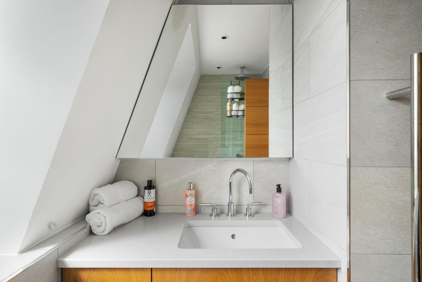 Stunning 1-Bedroom Penthouse In Marble Arch 72 Londra Exterior foto