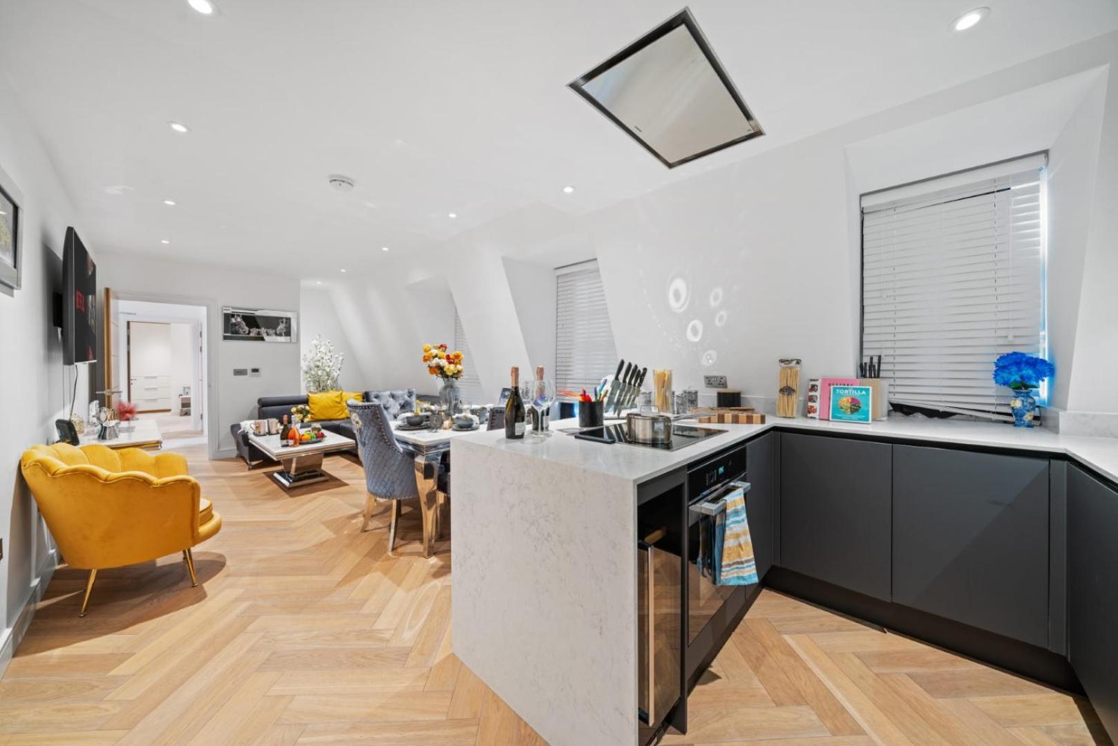 Stunning 1-Bedroom Penthouse In Marble Arch 72 Londra Exterior foto