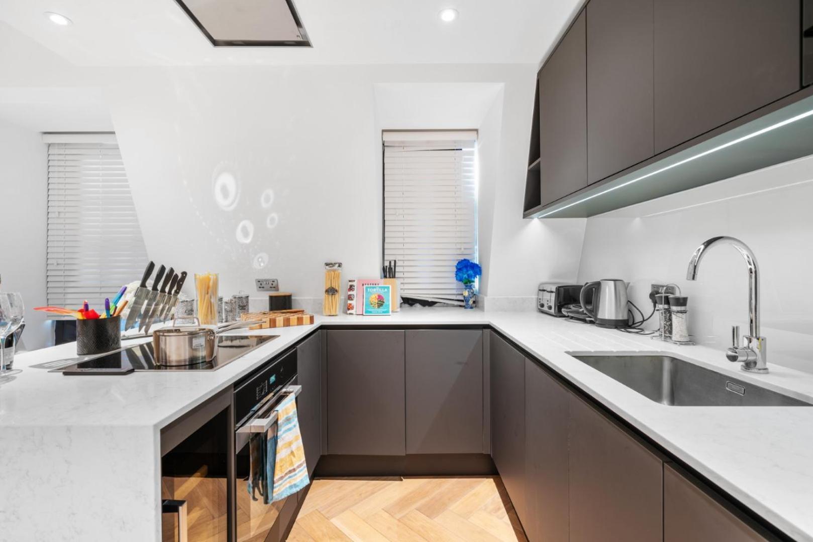 Stunning 1-Bedroom Penthouse In Marble Arch 72 Londra Exterior foto